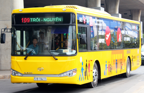 TP HCM hiện có 5 tuyến buýt có lộ trình đi qua Tân Sơn Nhất. Ảnh: Hữu Nguyên.
